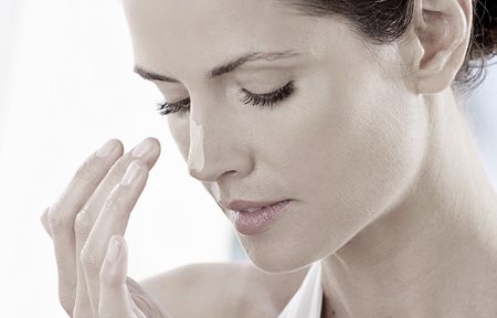 Mulher aplica filtro solar no nariz
